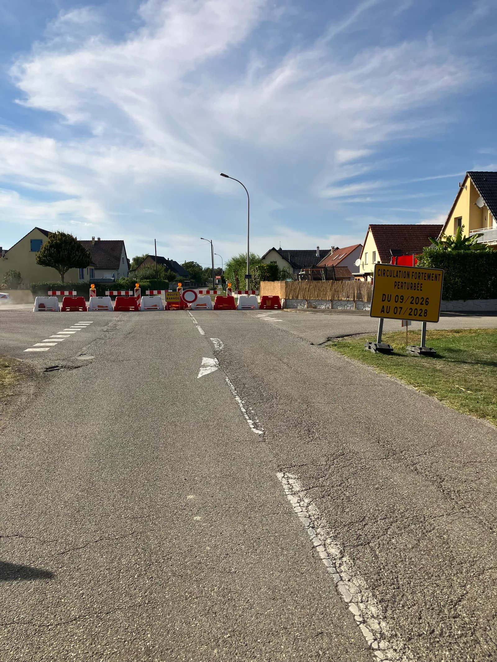 Mise en place de la signalisation route barrée  grand rue