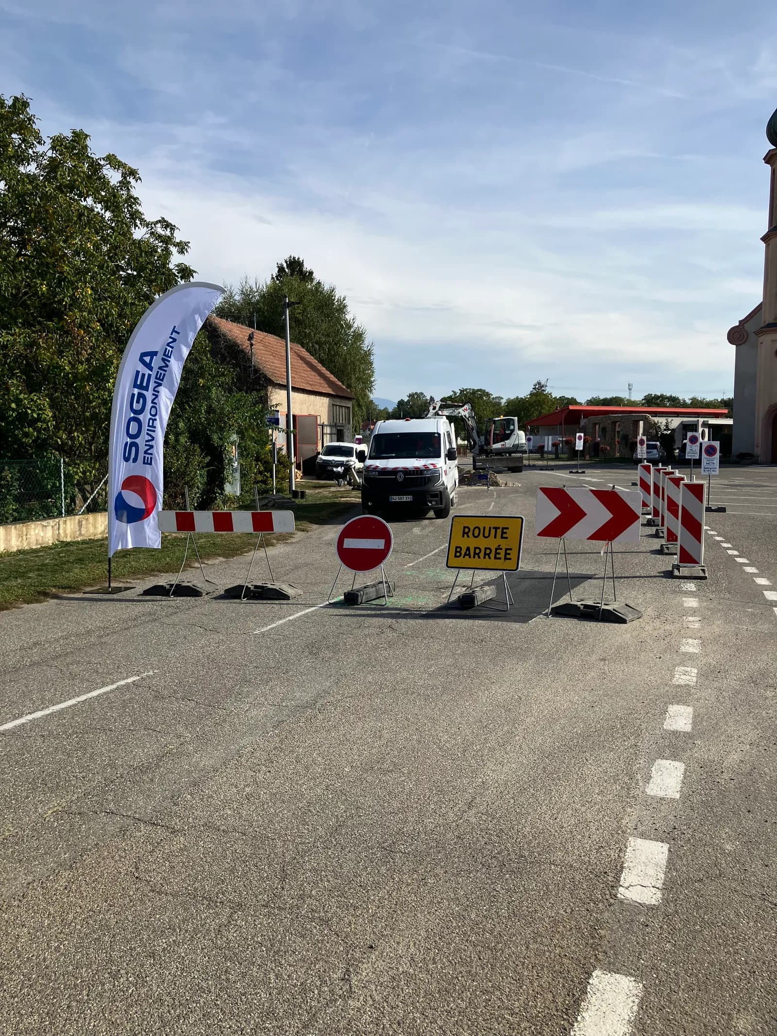 Mise en place de la signalisation route barrée grand rue devant la mairie